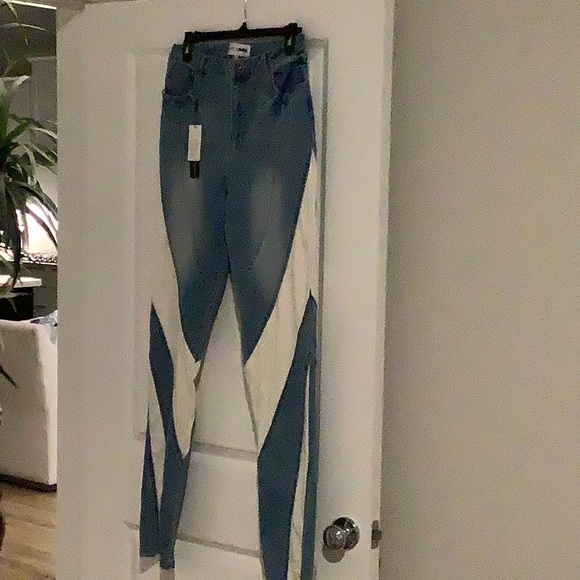 Fashion Nova Jeans Size 11 Stepping Up Split Hem Skinny jeans NWT. - Picture 3 of 4